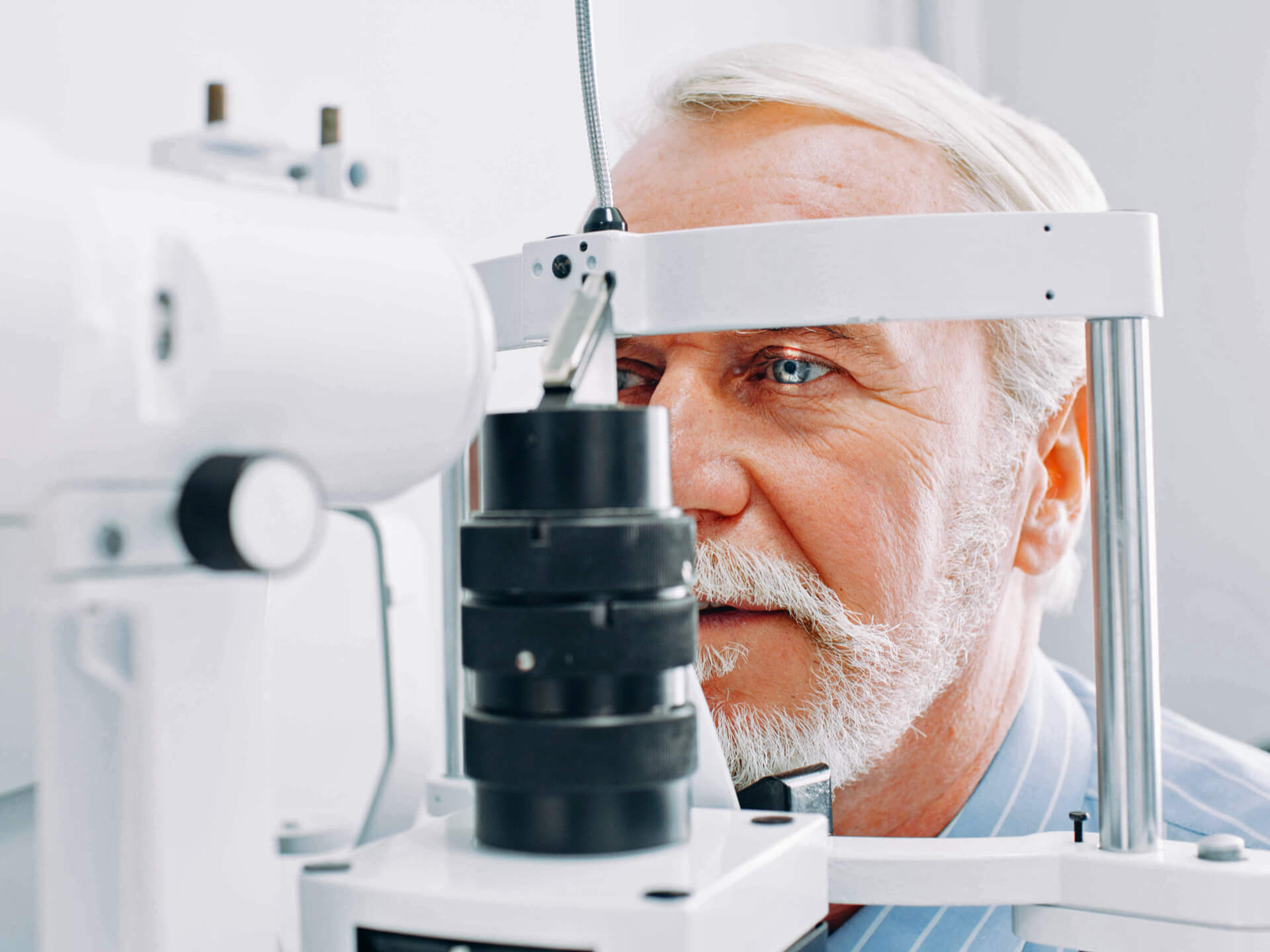 Sehtest, Senior, Mann, Augenarzt, Augentest, Optiker, Spaltlampe, Glaukom, Sehbehinderung, Ophthalmologie
